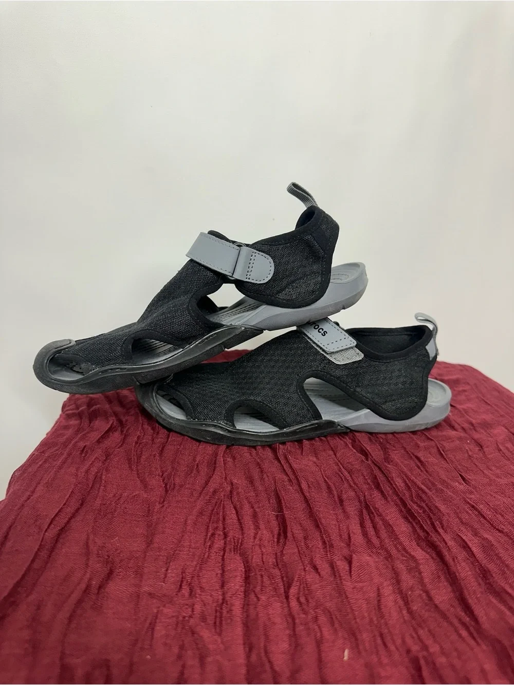 CROCS Men's Black and Gray Athletic Sandal- W7